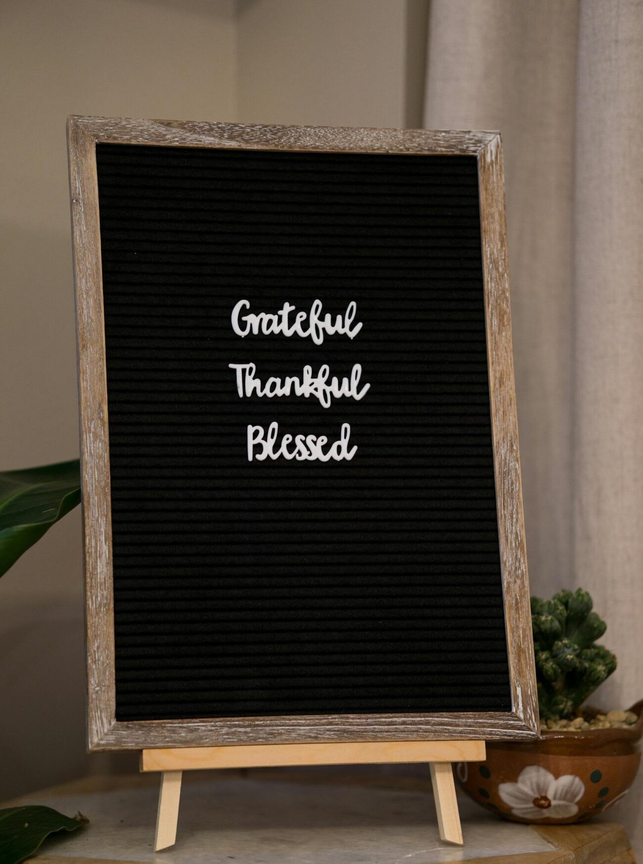 Blackboard featuring the words 'Grateful Thankful Blessed'